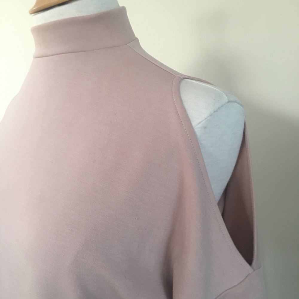 Blush cold shoulder top size XS